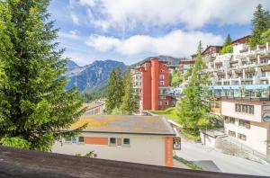 vistas a una ciudad con edificios y árboles en Haus Padrun, Apartment nr.8, en Arosa