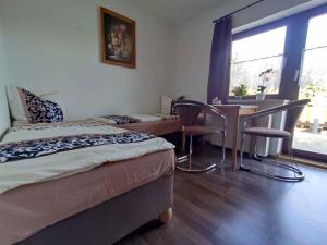 1 dormitorio con cama, escritorio y ventana en Studio in Ribnitz-Damgarten 36833, en Ribnitz-Damgarten