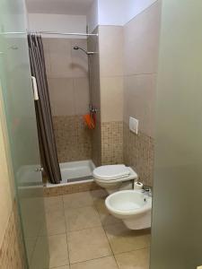 a bathroom with a toilet and a sink and a shower at T1 Apartment Cabanas in Cabanas de Tavira +9 photos