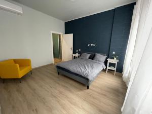 1 dormitorio con 1 cama y 1 silla amarilla en Astoria Downtown Superior, en Budapest