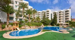 The swimming pool at or close to Globales Nova