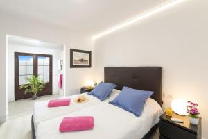A bed or beds in a room at Villa JJ Beach by Villa Plus Még 17 kép