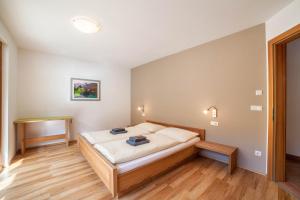1 dormitorio con 1 cama en una habitación en Pritscheshof Ferienwohnung Terrasse, en Malles Venosta