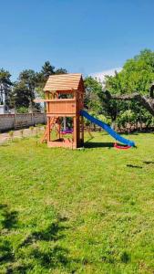 un parque infantil con tobogán y estructura de juegos en Семеен хотел Свети Георги, en Kavarna