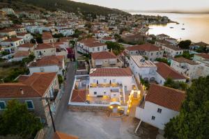 una vista aérea de una ciudad con casas y el océano en Lumiére spetses, en Spetses
