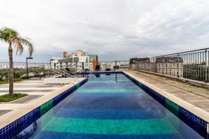 une piscine sur le toit d'un bâtiment dans l'établissement 360 Expo Center, à São Paulo