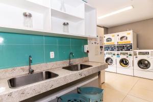 une cuisine avec deux lavabos et un lave-linge dans l'établissement 360 Expo Center, à São Paulo