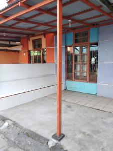 un poste naranja frente a un edificio en Villa Bukit Asri Untuk 1 Kamar Berastagi View, en Berastagi