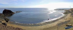 uma vista para uma praia com o oceano e um barco em LA CHALANA DE ABUELA em Playa del Burrero