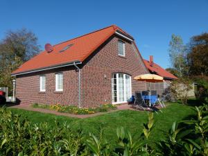 Blaue Möwe في نوردين: منزل من الطوب وسطح برتقالي ومظلة