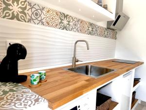 une cuisine avec un évier et un plan de travail dans l'établissement Villa di Nera Apartments, à Palerme