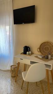 A television and/or entertainment centre at Santa Lucia Affittacamere