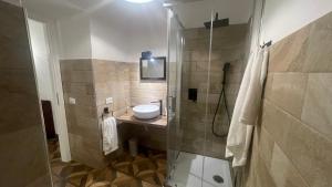 A bathroom at Santa Lucia Affittacamere