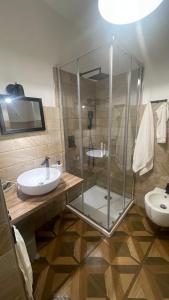 A bathroom at Santa Lucia Affittacamere