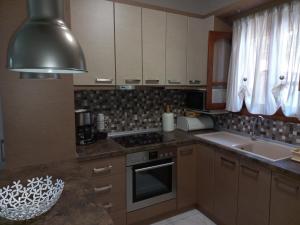 Kuchyňa alebo kuchynka v ubytovaní Vourvourou Antonis House