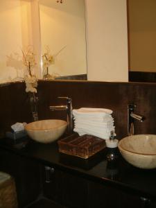 Baño con 2 lavabos y espejo en Hospederia El Batan en Tramacastilla