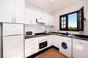 Kuchyň nebo kuchyňský kout v ubytování Villa Dorada by Villa Plus