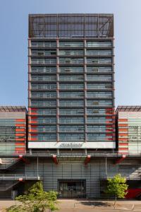 un edificio alto con muchas ventanas a un lado. en Citadines City Centre Lille en Lille