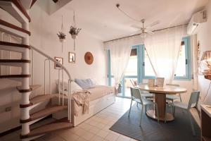 A seating area at Green Coast House 1