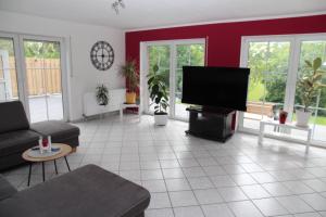 TV a/nebo společenská místnost v ubytování Haus Deichterrasse