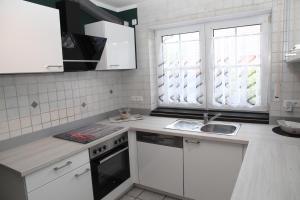 Kuchyň nebo kuchyňský kout v ubytování Haus Deichterrasse