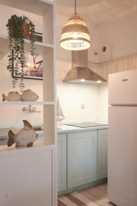 A kitchen or kitchenette at Green Coast House 1