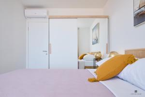 Postel nebo postele na pokoji v ubytování Hedera Estate, Hedera A28