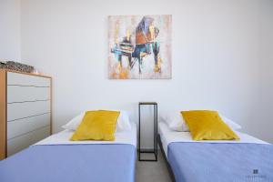 Postel nebo postele na pokoji v ubytování Hedera Estate, Hedera A28