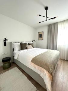 Un dormitorio blanco con una cama grande y una ventana en Stiva Apartment - new apartment with free parking, 150m from the beach, en Kaštela