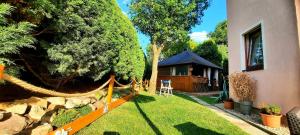 Ogród w obiekcie Pool Apartments
