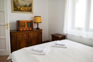 Un pat sau paturi într-o cameră la Casa Transilvania