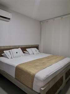 سرير أو أسرّة في غرفة في Berilo Deluxe Apartahotel
