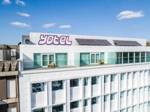 un bâtiment doté de panneaux solaires. dans l'établissement YOTEL Porto, à Porto