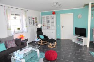 a living room with a couch and a tv at Ruth in Warin