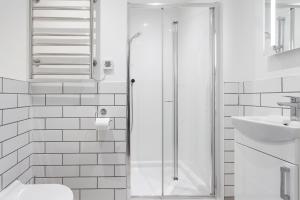 Un baño con ducha, inodoro y lavabo. en The Olive Branch, en St Ives 24 fotos más