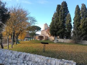 Vonkajšia záhrada v ubytovaní Gites et Roulottes au Domaine de la Trille