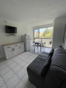 sala de estar con sofá y mesa en Appartement familial à 50m de la plage - Narbonne Plage - 4LBM492, en Mosset