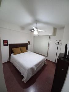 a bedroom with a bed and a ceiling fan at DEPTO CENTRICO CON COCHERA EN CORRIENTES-Las Leonoras- in Corrientes