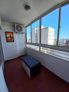 a room with a bench in front of a large window at DEPTO CENTRICO CON COCHERA EN CORRIENTES-Las Leonoras- in Corrientes