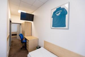 ein Zimmer mit einem Tshirt an der Wand in der Unterkunft Arena Apartments in Havlíčkův Brod