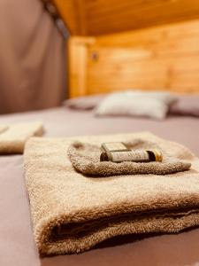 un mucchio di asciugamani seduti sopra un letto di Les Roulottes De La Basse Maunerie a Les Herbiers