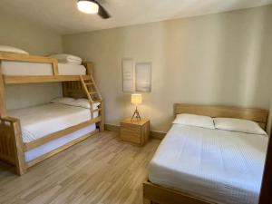 Postel nebo postele na pokoji v ubytování Cabrera Lodges + 9 fotografií