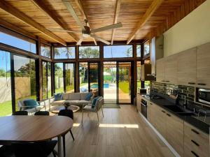 cocina con ventilador de techo y mesa en Cabrera Lodges, en Cabrera