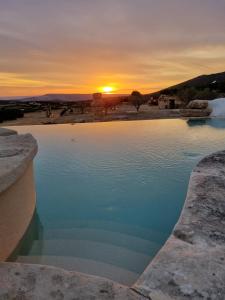 Bazén v ubytování Is Perdas Rural Retreat & Spa nebo v jeho okolí