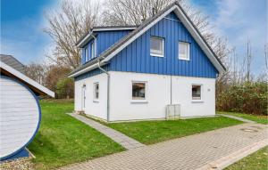 ein blau-weißes Haus mit einem Hof in der Unterkunft Ferienhaus 30 Altefhr in Altefähr