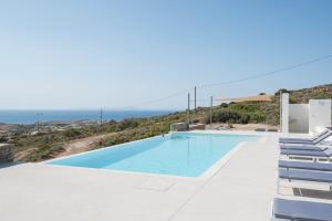 una piscina con vista sull'oceano di Noble 7 Suites - Adults Only - Onar Hotels Collection a Paroikia
