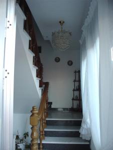 una escalera con una lámpara de araña en una casa en Casa Laura Sanxenxo, en Sanxenxo