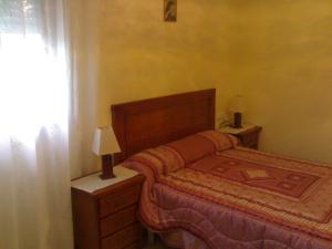 1 dormitorio con cama y ventana en Casa Laura Sanxenxo, en Sanxenxo