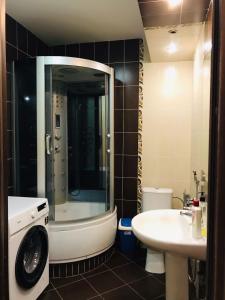 阿拉木圖的住宿－ЖК Satty，一间带洗衣机和水槽的浴室
