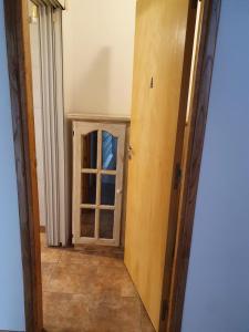 pasillo con puerta y ventana en Naranja, en Rosario 4 fotos más